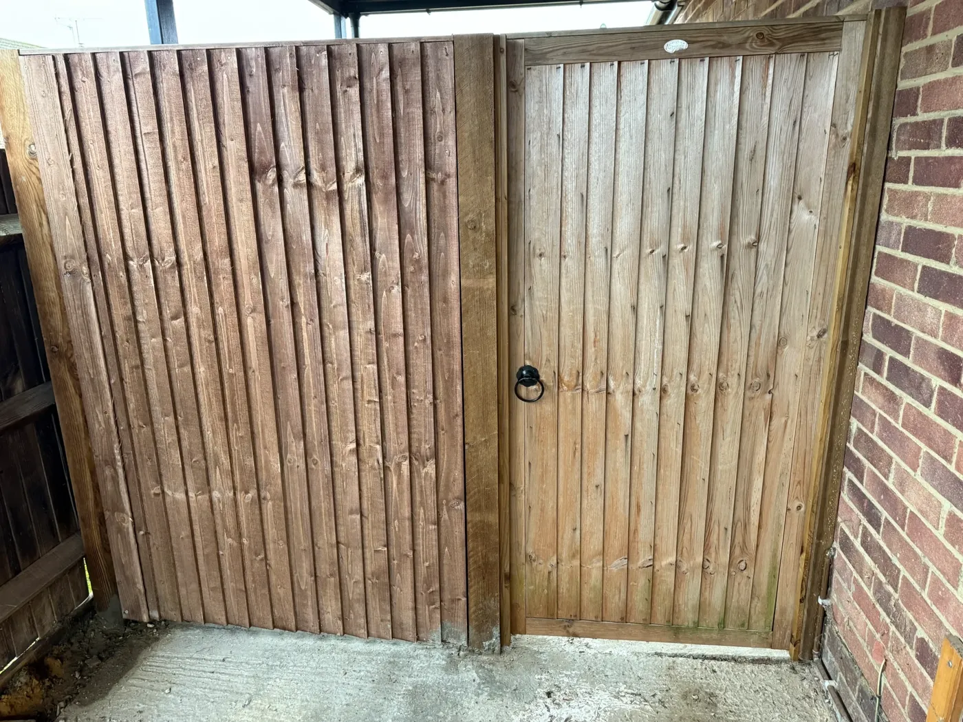 Closeboard fencing installation with capping rail