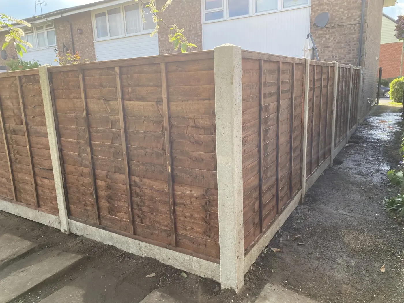 Garden fence replacement behind a semi-detached house