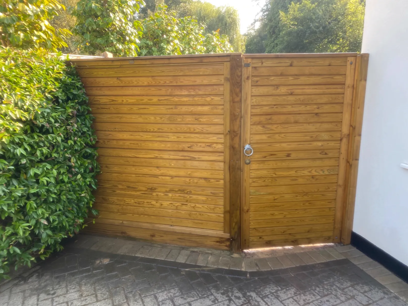 Horizontal timber gate and matching screen beside a driveway