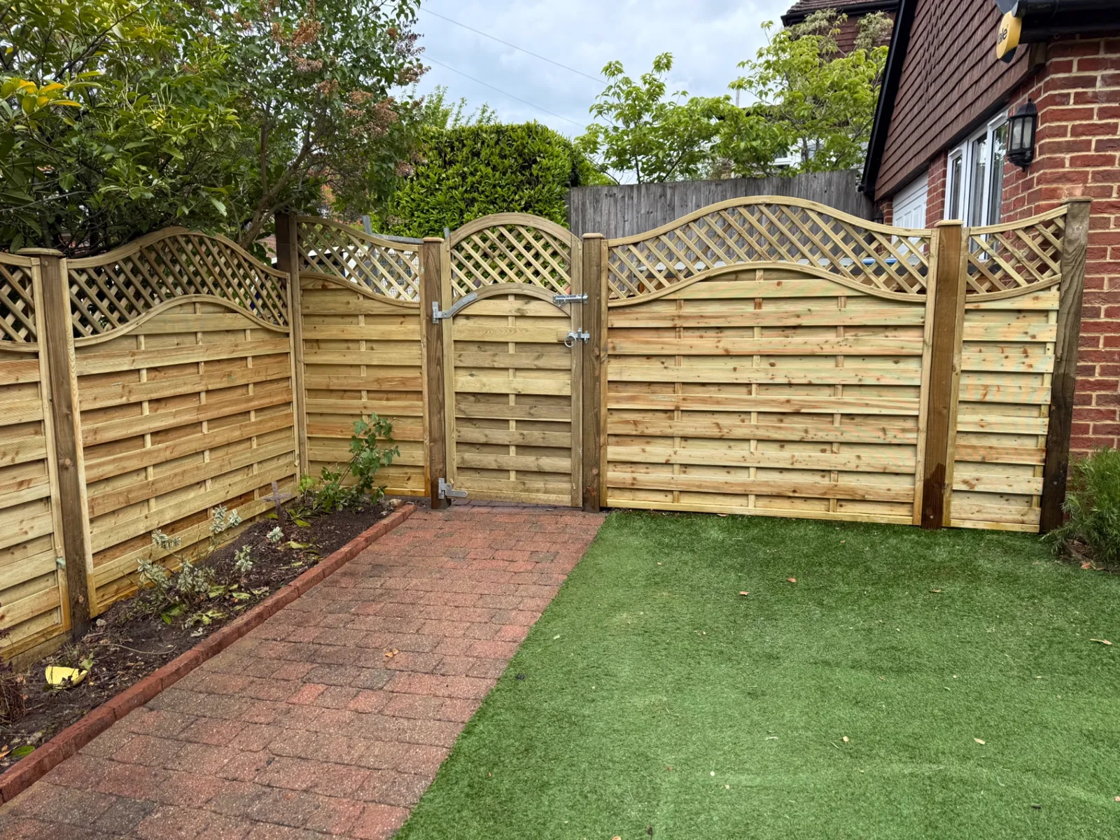 Wave trellis top garden gate matching new fence panels in Guildford